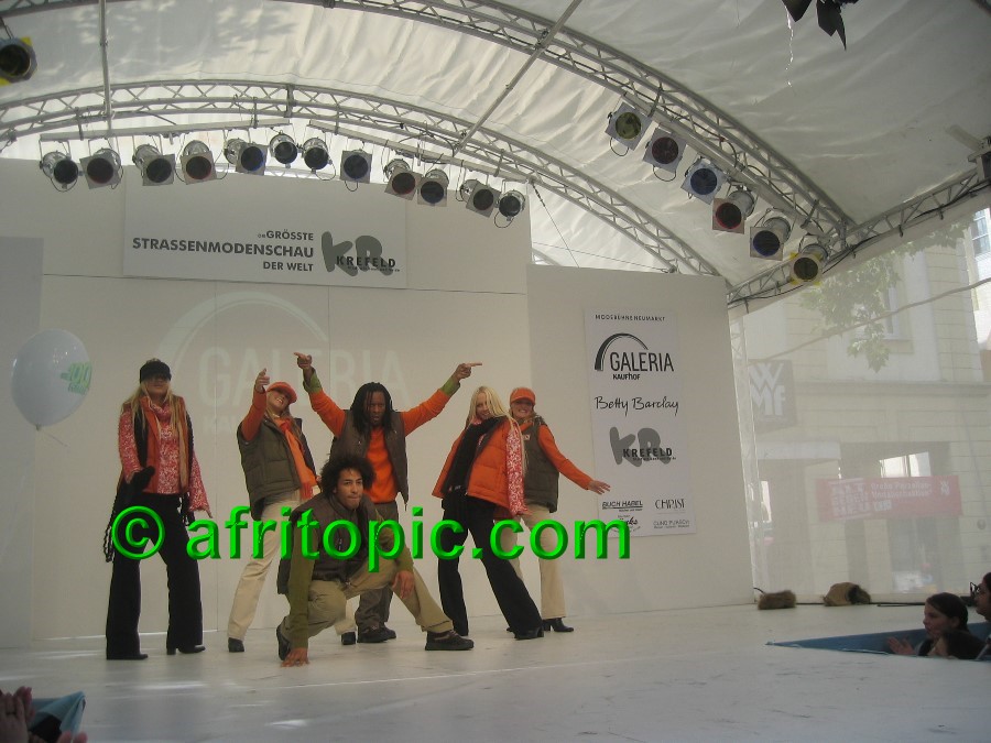 ../Images/Krefeld-Strssenmodenschau-2005 233.jpg